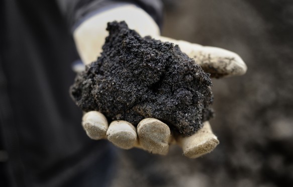 少量的黑油富砂来自加拿大阿尔伯塔省。