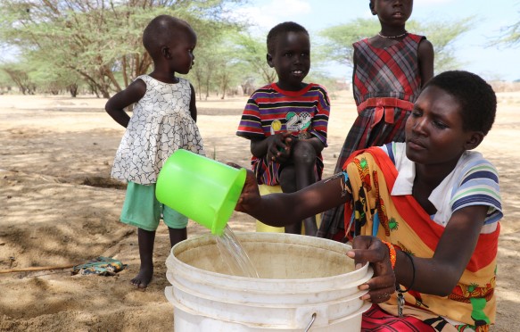 在肯尼亚图尔卡纳,人道主义援助,在回答一个挥之不去的霍乱疫情
