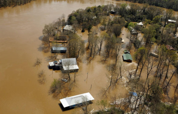 FNYKY6鸟瞰图的房屋淹没在洪水沿着珍珠和叶河流破纪录后雨风暴倾倒在深南部3月13日,2016年在圣塔,路易斯安那州。