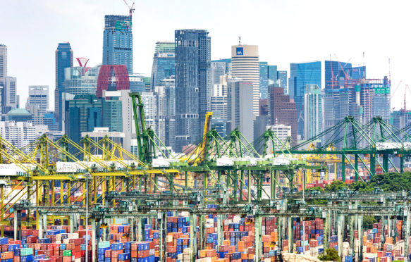新加坡国际港务集团(PSA International Brani集装箱码头与CBD的轮廓,Brani岛,新加坡。信贷:杰森诺特除股票的照片。FGRPBF