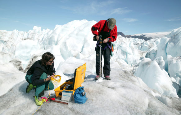 冰川学家测量Kangerdlussuaq冰川运动的速度,格陵兰岛。信贷:史蒂夫·摩根除股票的照片。DFB4EE