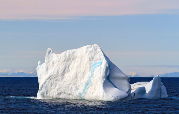 史密斯冰山漂浮在海水的声音在努勒维特的高北极,加拿大,中期的夏天。