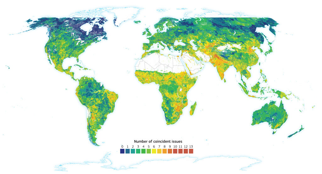 地图“融合证据”14土地退化风险来自世界第三版的阿特拉斯的沙漠化。阴影显示一致的数量风险。蓝色所示的最少的地区,然后通过增加绿色、黄色、橙色和红色。信贷:出版办公室的欧盟