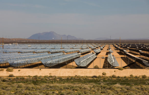 一批太阳能槽在北美西南部沙漠——加州,美国