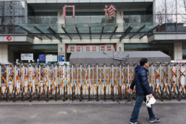 医院大门关闭后病人严格控制冠状病毒疫情在中国。
