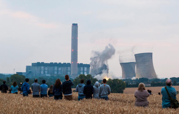 的人从远处看是标志性的德一个煤炭发电厂的冷却塔拆除