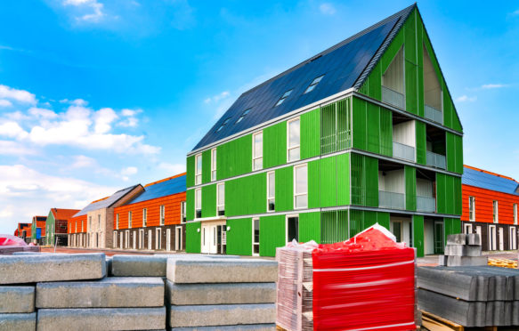 新建筑工地屋顶太阳能电池板。德国Rudesheim。2019年6月22日。信贷:KH-Pictures除股票的照片
