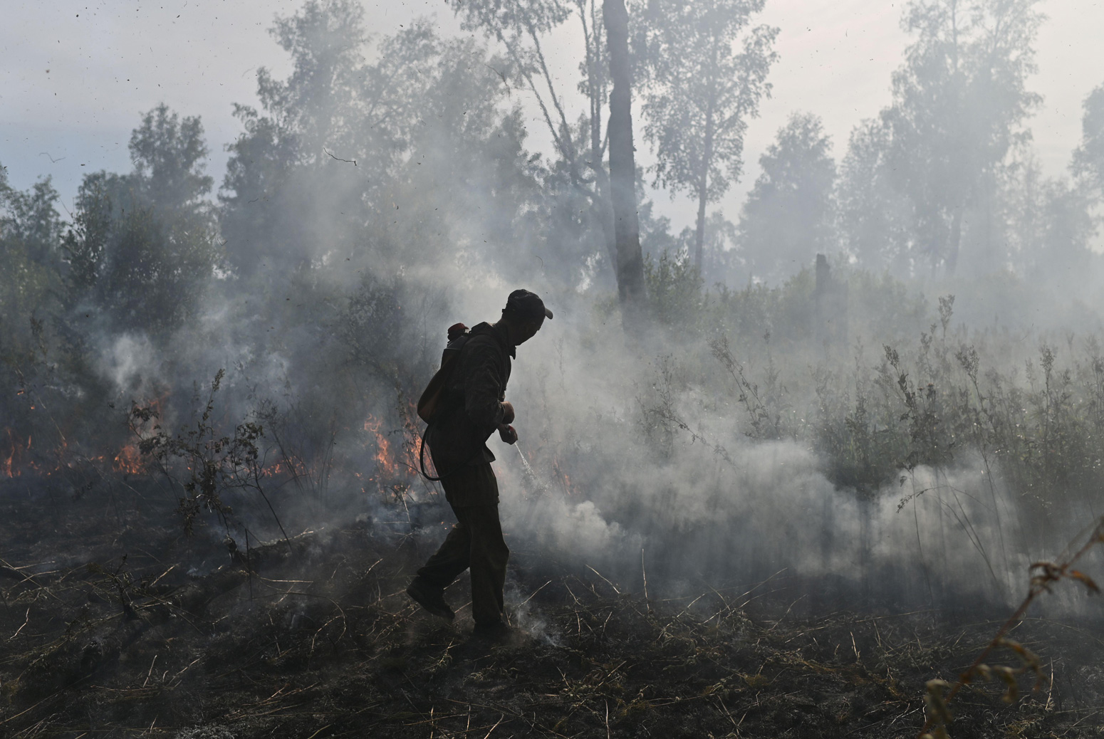 俄罗斯联邦机构林业工作来扑灭一场森林大火在基地,2020年8月俄罗斯