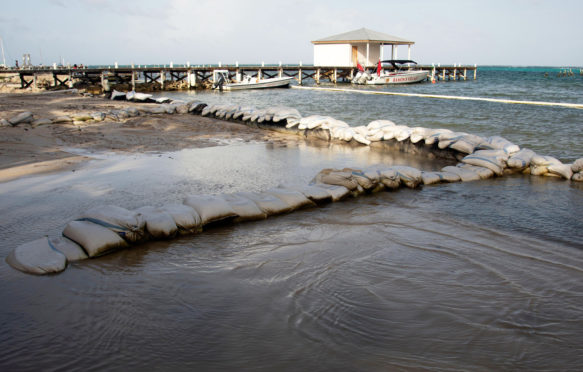 从海平面上升,沙袋保护海滩伯利兹