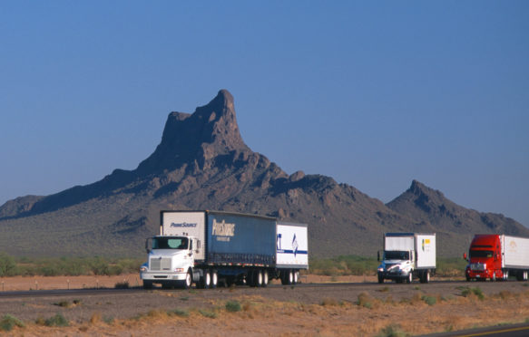 卡车在亚利桑那州的沙漠公路,我们。信贷:克里斯艾伦·塞尔比除股票的照片。BKNB4K