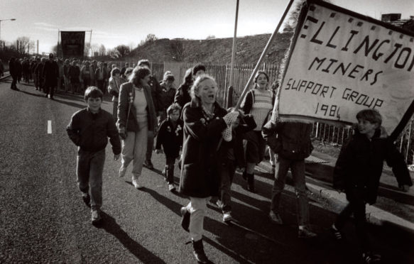 3月5日回去工作3月在艾灵顿煤矿的矿工罢工结束,英格兰,1985 _2bn28rj