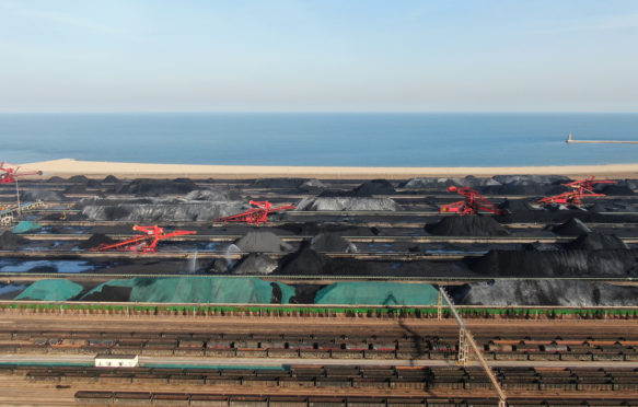 无人机的照片显示煤场在山东日照的一个港口城市,中国北部,2022年2月2日。来源:东方形象