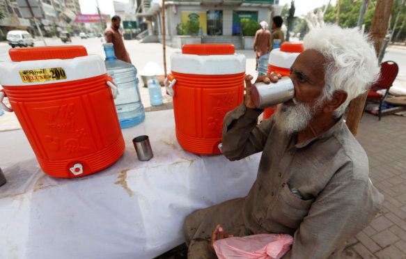 配水点在热浪在卡拉奇,巴基斯坦。