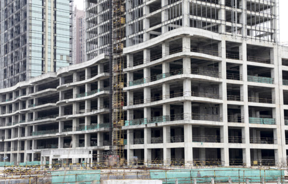 一块没有完工的公寓在上海被抛弃