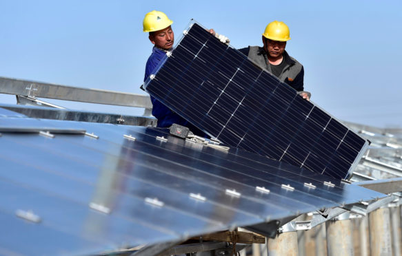 Staff-install-solar-panels-at-Xinyi-Photovoltaic-Power-Plant-in-Binhai-District-of-Tianjin,华北
