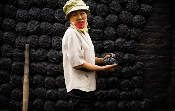 女职工形成煤炭河内附近的小馅饼,越南