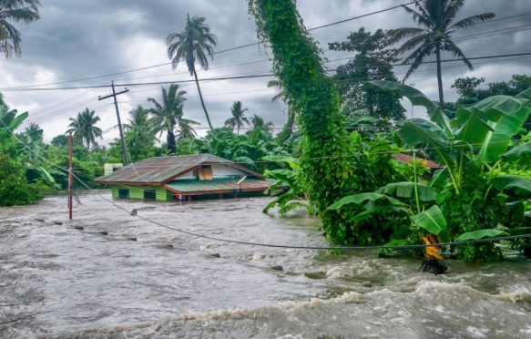 不断上涨的水位淹没房子在菲律宾沉重的季风降雨造成大洪水