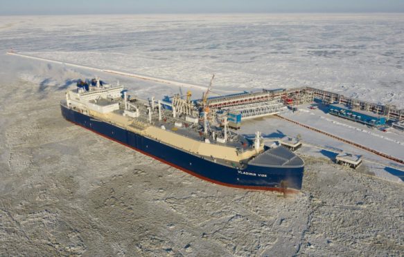 气体载体加载在俄罗斯与液化天然气码头