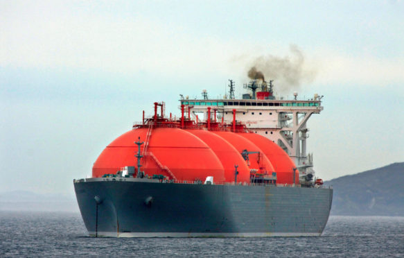 液化天然气船船接近港口。信贷:海上股票图片除股票的照片。
