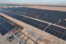 安装光伏电池板在Zhangye太阳能发电项目,中国。