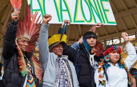 来自巴西的亚马逊雨林的土著部落领袖聚集在巴黎。
