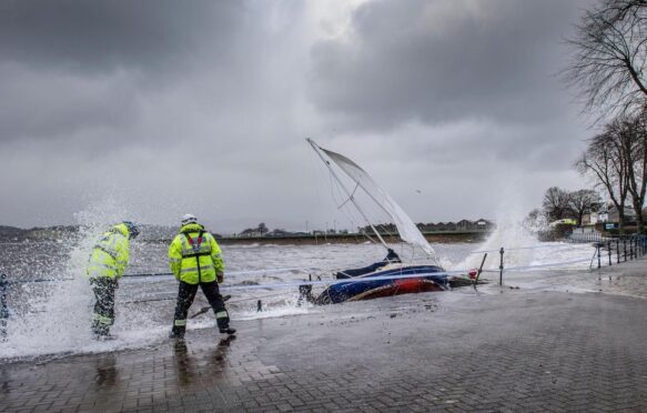 游艇被冲上岸,接地在风暴席亚拉Cardwell湾,英国Gourock H M海岸警卫队的出席