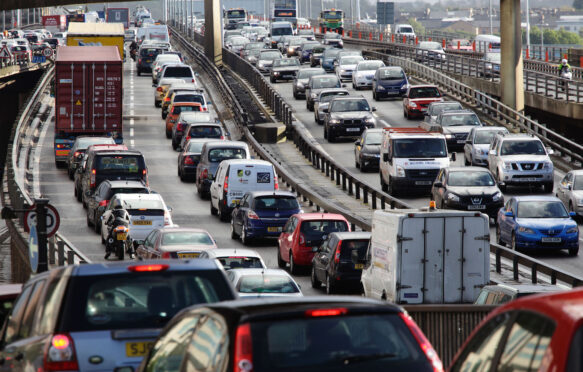 M8高速公路上的交通堵塞和金斯顿桥方法道路在格拉斯哥市中心,苏格兰,英国。