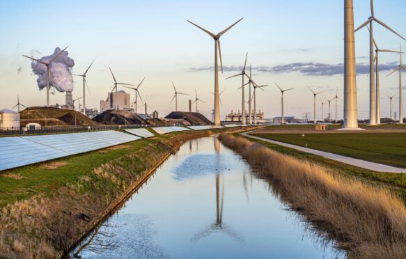 太阳能公园附近Eemshaven Slaperdijk堤坝,荷兰。