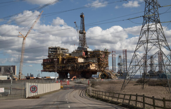 布伦特三角洲石油平台被拆除Seaton港口,英国,2018年4月5日。