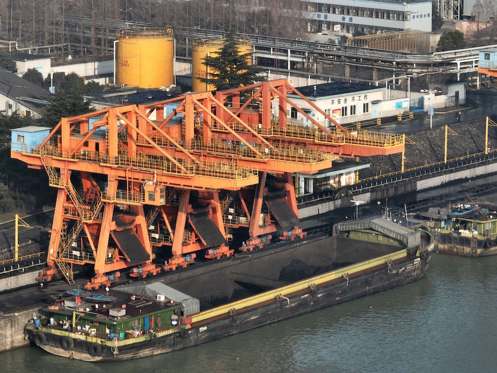 煤炭航母停泊在江苏煤码头,中国,2023年1月12日。