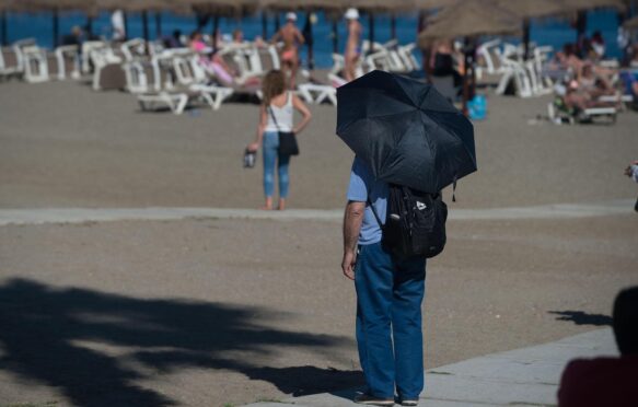 一个男人在空无一人的“La Malagueta海滩”在2023年4月26日一个不寻常的热浪。