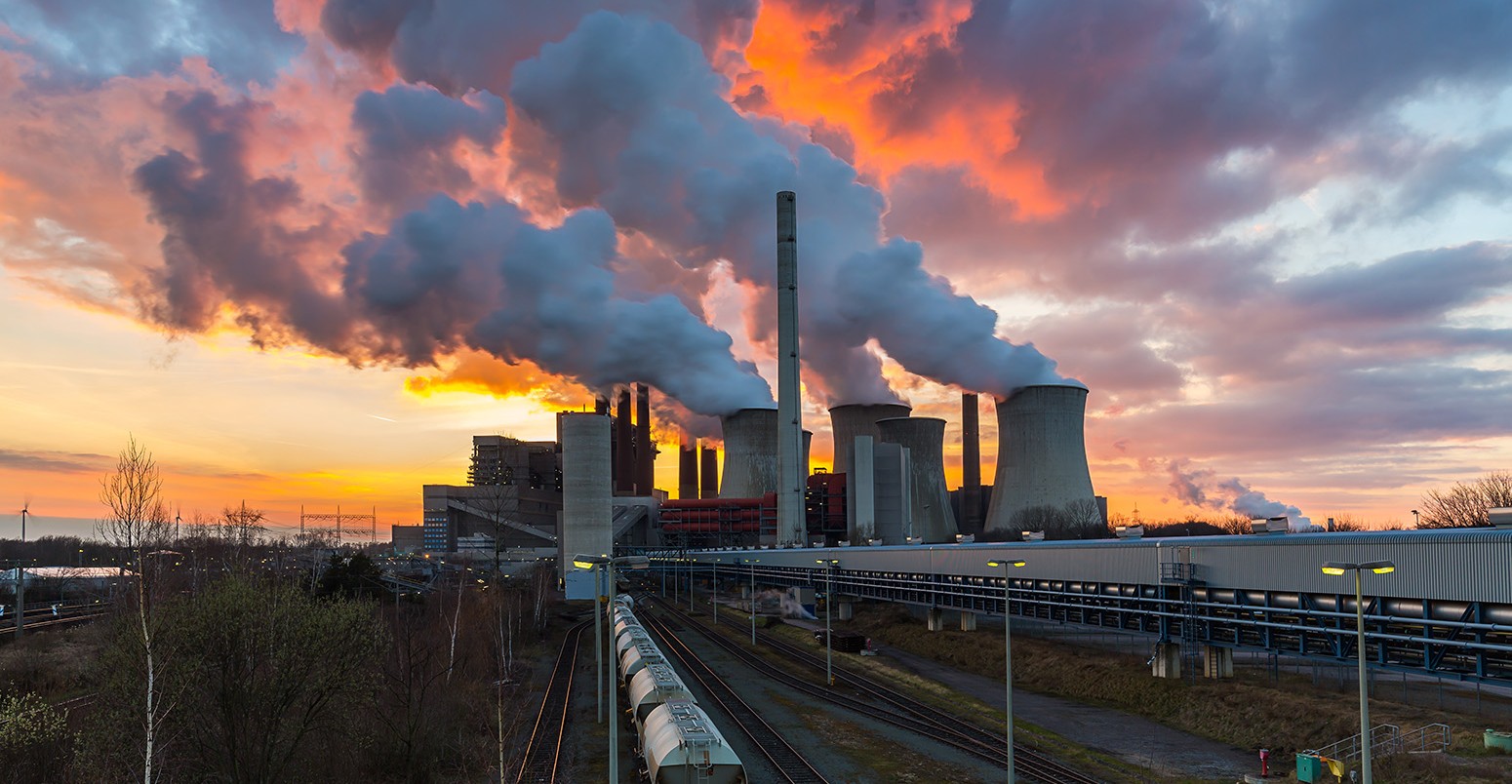 德国工业煤炭发电站日落
