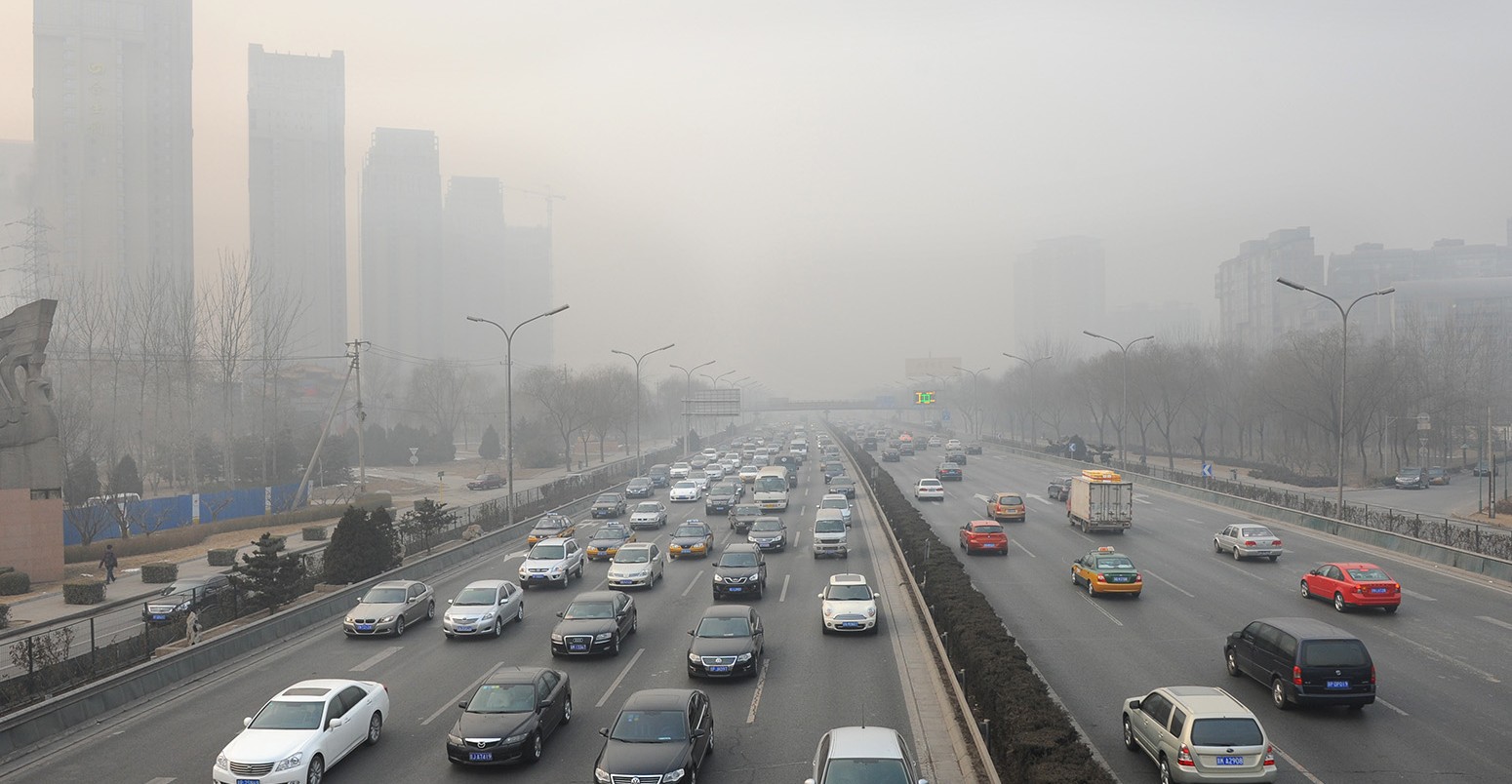 在中国北京,烟雾在交通