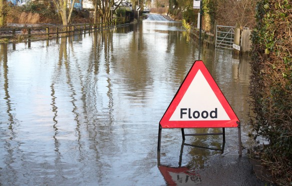 英国洪水淹没的乡村路