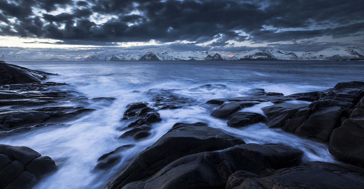 在挪威的岩石海岸冲浪