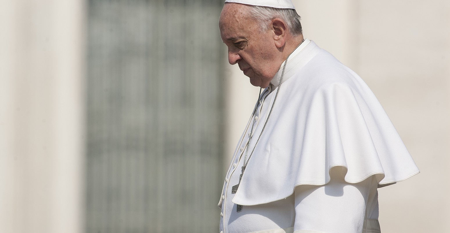 教皇弗朗西斯向朝圣者在他每周的大众在梵蒂冈圣彼得广场3月11日,2015年。