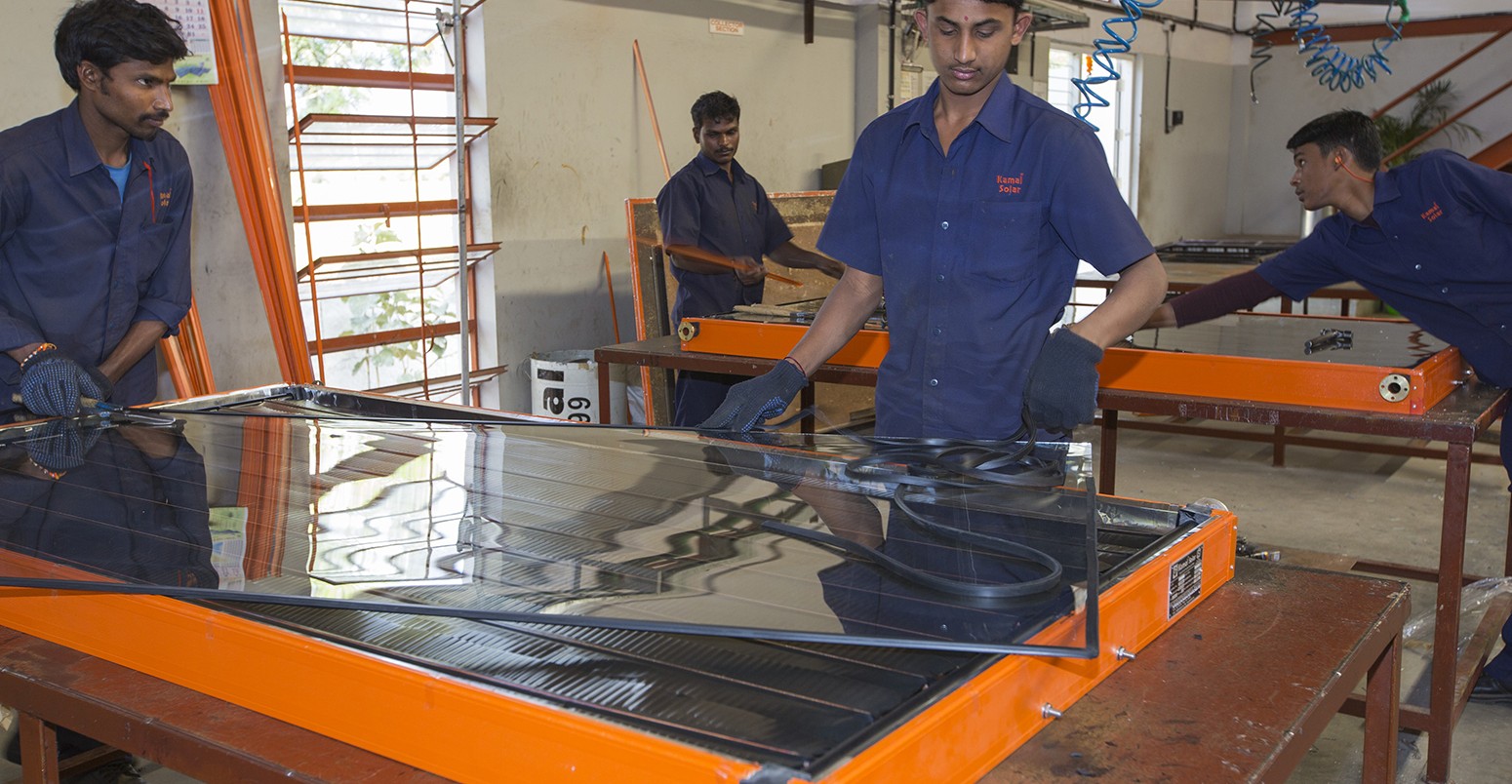 Kamal工厂在班加罗尔，印度卡纳塔克邦，生产用于加热水的太阳能热面板。