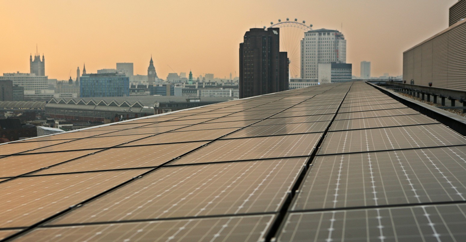 可再生能源——太阳能光伏(PV)面板覆盖体育学校的房子的屋顶,的家乡伦敦气候变化机构和伦敦发展署。这个可再生能源旗舰项目是由建筑师威尔获奖设计的。必威体育在线注册- - -图像©安德鲁Aitchison的/ / Corbis照片