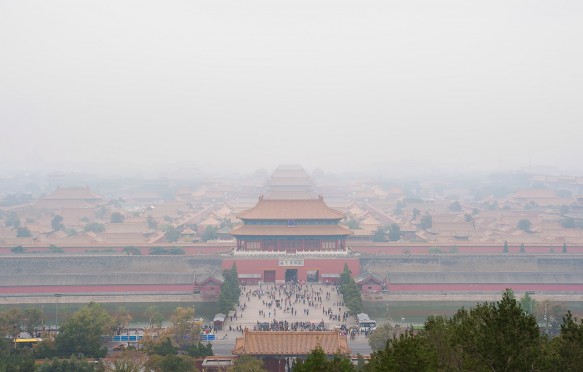 对故宫笼罩在污染从景山公园,北京