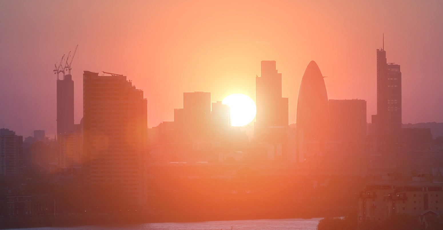 城市伦敦的高层建筑学看法在日落。