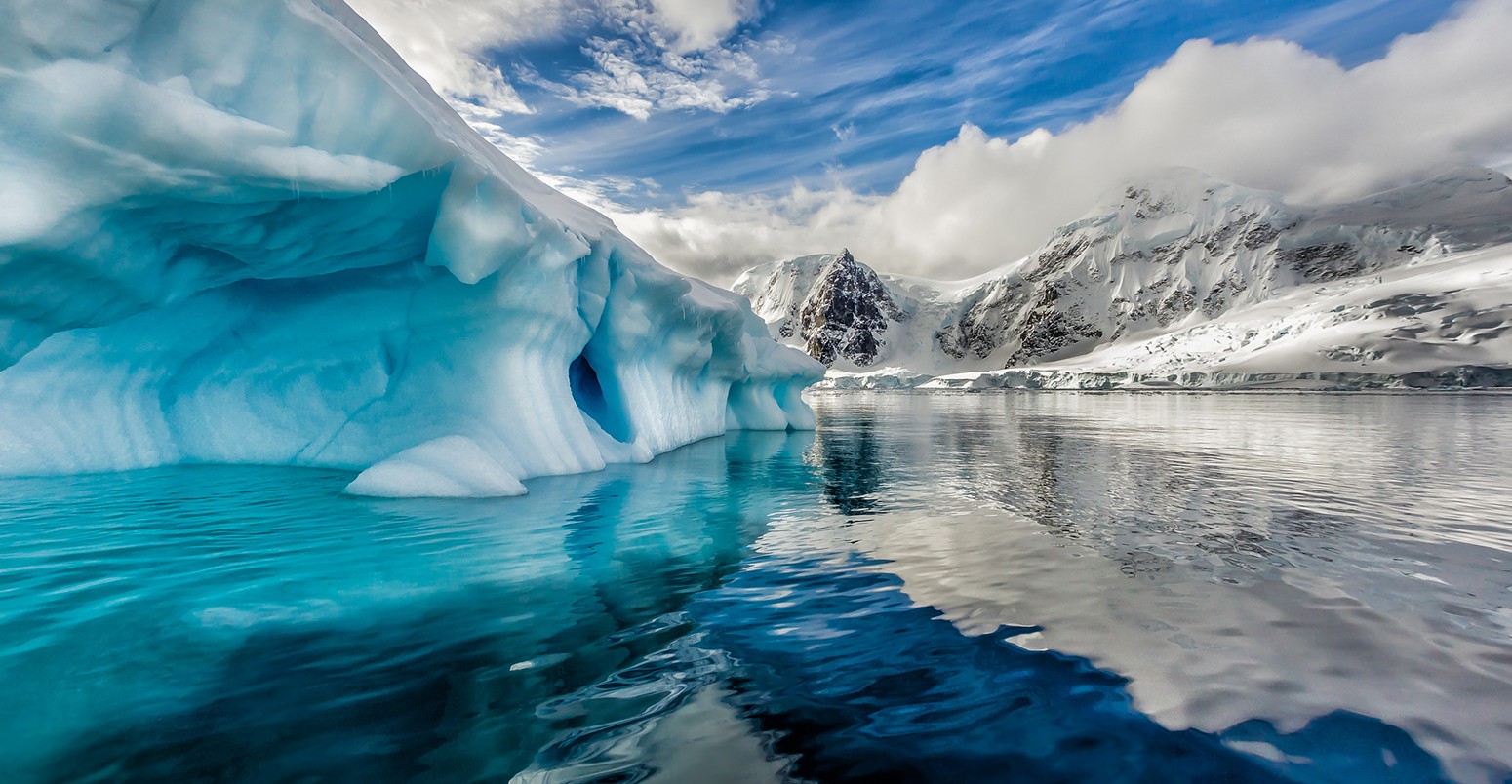 冰山漂浮在Andord湾在格雷厄姆的土地上,南极在11月。