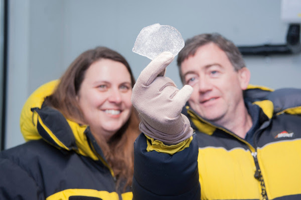 马克·柯伦持有一个冰岩芯样本Nerilie亚伯兰在一旁看着。照片:奥利弗柏林