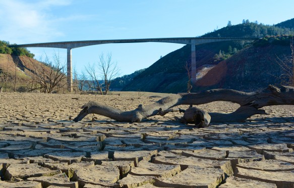 加利福尼亚干旱 - 在干湖床上的新梅隆桥下。