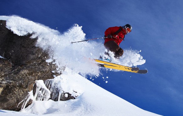 滑雪者跳上瑞士的雪坡