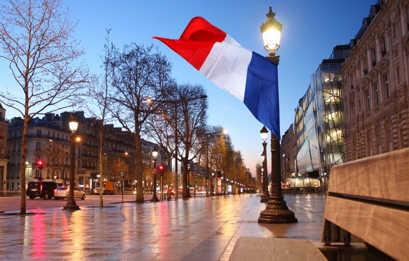 傍晚，巴黎香榭丽舍大街上飘扬着国旗