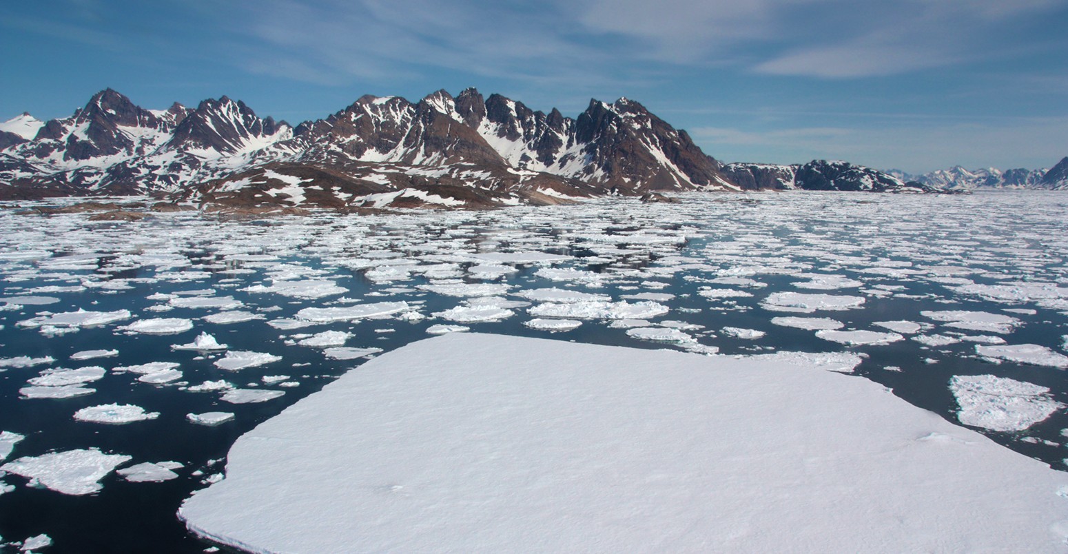 北极圈附近的海冰在春天分手,格陵兰岛。