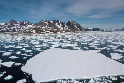 分手在春天的海冰，在Kulesuk，格陵兰附近。