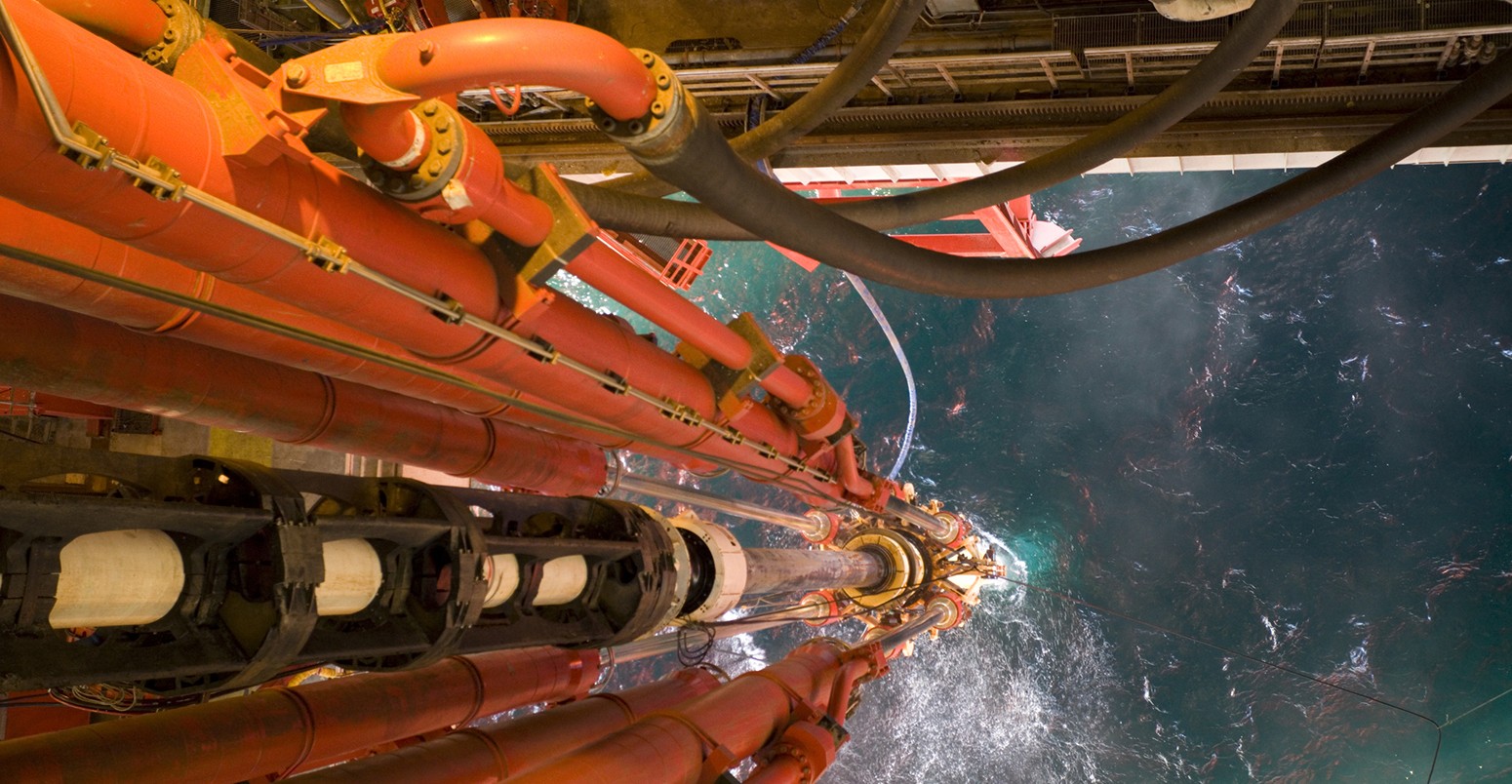 北海的石油钻井平台提升管从上面观看