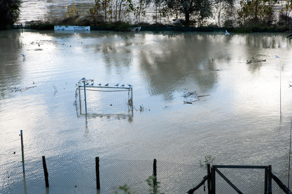 足球门柱摆脱洪水关闭河,桥附近Milvio,意大利,11/2010。