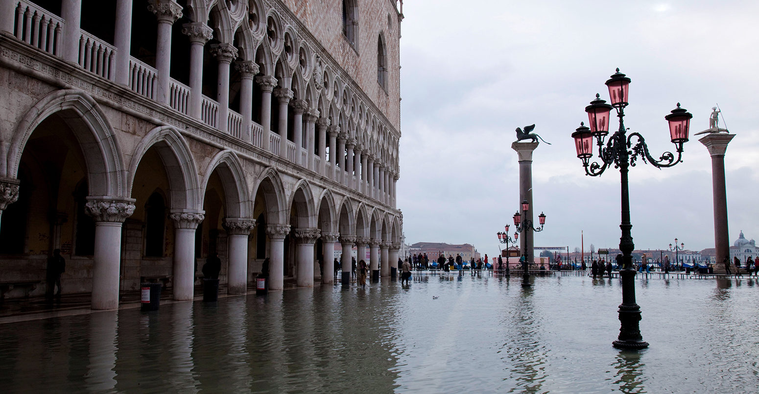 洪水CFF0TE高潮在圣马可广场,广场和总督宫,威尼斯,联合国教科文组织的世界遗产地,威尼托,意大利,欧洲,24/12/2010。